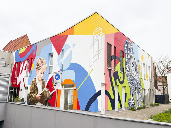 Bild vergr&ouml;&szlig;ern: Kunst im öffentlichen Raum - Neugestaltung der Fassade der Stadtbücher